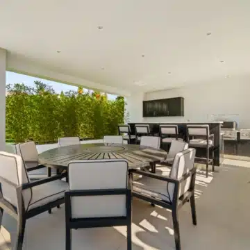 Contemporary villa designed for modern living in La Quinta, Benahavis Picture 12