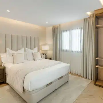 Exceptional frontline golf 5-bedroom villa in El Herrojo, Benahavis Picture 32