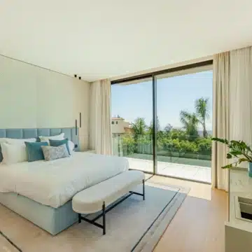 Extraordinary villa with stunning views in the prestigious La Quinta, Benahavis Picture 5