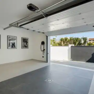 Exceptional frontline golf 5-bedroom villa in El Herrojo, Benahavis Picture 33