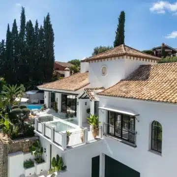 Exceptional frontline golf 5-bedroom villa in El Herrojo, Benahavis Picture 34