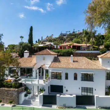 Exceptional frontline golf 5-bedroom villa in El Herrojo, Benahavis Picture 35