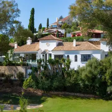 Exceptional frontline golf 5-bedroom villa in El Herrojo, Benahavis Picture 36