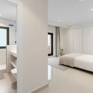 Stunning villa located in the prestigious and highly sought-after El Herrojo, Benahavís Picture 38