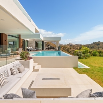 Modern six-bedroom villa situated in the gated community of Lomas de La Quinta, Benahavis Picture 1