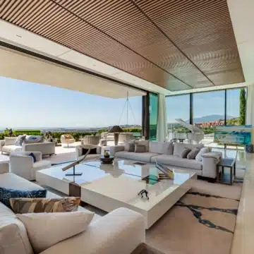 Extraordinary villa with stunning views in the prestigious La Quinta, Benahavis Picture 13