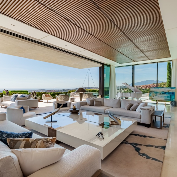 Extraordinary villa with stunning views in the prestigious La Quinta, Benahavis Picture