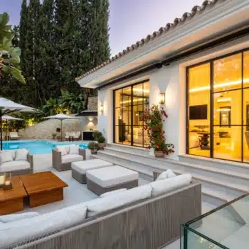 Exceptional frontline golf 5-bedroom villa in El Herrojo, Benahavis Picture 38