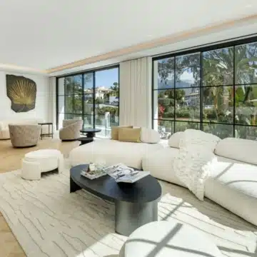 Exceptional frontline golf 5-bedroom villa in El Herrojo, Benahavis Picture 0