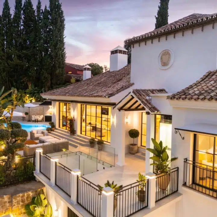 Exceptional frontline golf 5-bedroom villa in El Herrojo, Benahavis Picture