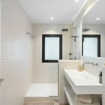 Stunning villa located in the prestigious and highly sought-after El Herrojo, Benahavís Picture 39