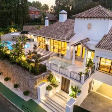 Exceptional frontline golf 5-bedroom villa in El Herrojo, Benahavis Picture 40