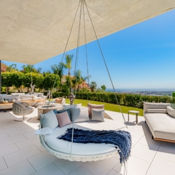 Extraordinary villa with stunning views in the prestigious La Quinta, Benahavis Picture 0