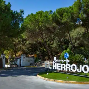 Exceptional frontline golf 5-bedroom villa in El Herrojo, Benahavis Picture 41