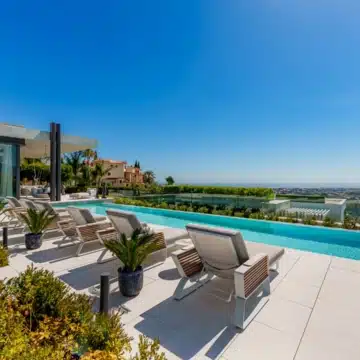 Extraordinary villa with stunning views in the prestigious La Quinta, Benahavis Picture 17