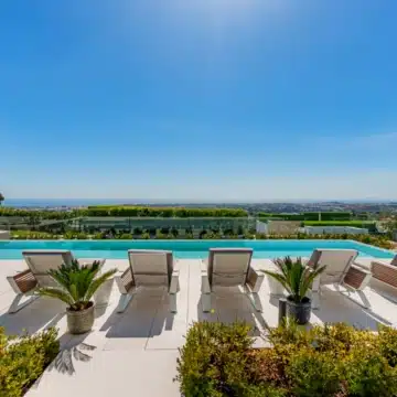 Extraordinary villa with stunning views in the prestigious La Quinta, Benahavis Picture 1