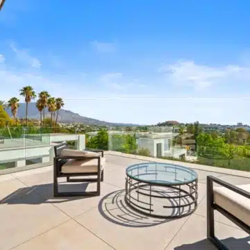 Contemporary villa designed for modern living in La Quinta, Benahavis Picture 2