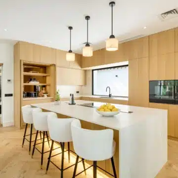 Exceptional frontline golf 5-bedroom villa in El Herrojo, Benahavis Picture 7