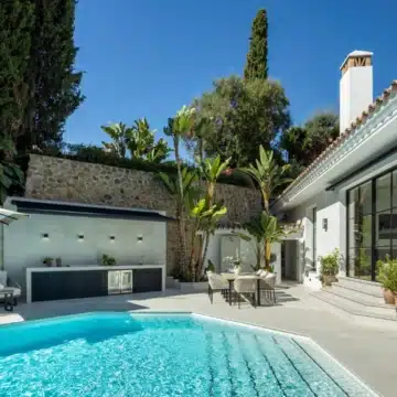 Exceptional frontline golf 5-bedroom villa in El Herrojo, Benahavis Picture 8