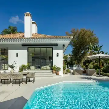 Exceptional frontline golf 5-bedroom villa in El Herrojo, Benahavis Picture 9