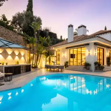 Exceptional frontline golf 5-bedroom villa in El Herrojo, Benahavis Picture 10