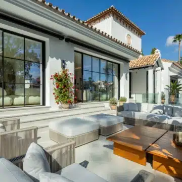 Exceptional frontline golf 5-bedroom villa in El Herrojo, Benahavis Picture 11