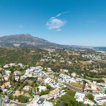 Stunning villa located in the prestigious and highly sought-after El Herrojo, Benahavís Picture 51