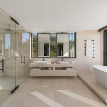 New built villa of 5 bedrooms with breathtaking sea views in Marbella Hill Club, Marbella Picture 12