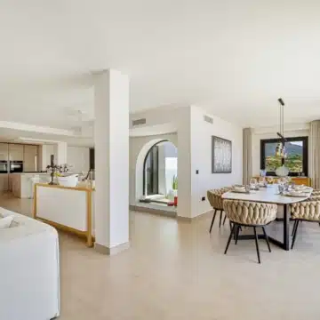 Mediterranean villa in the prestigious enclave of Las Lomas de Nueva Andalucía Picture 8