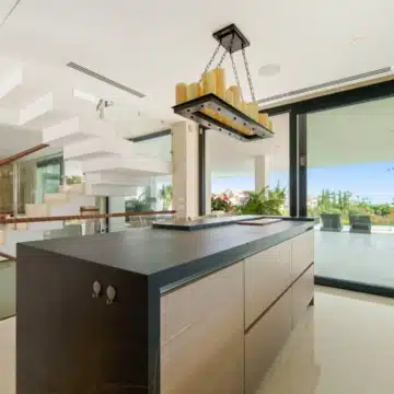 Frontline golf villa with uninterrupted views in the heart of Nueva Andalucía, Marbella Picture 18