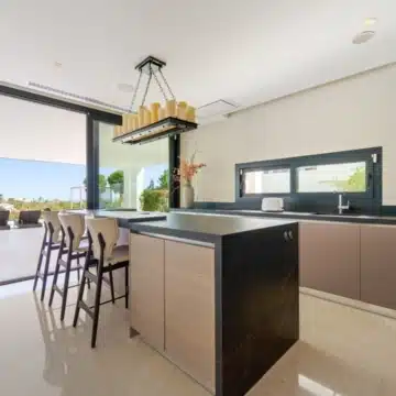 Frontline golf villa with uninterrupted views in the heart of Nueva Andalucía, Marbella Picture 5