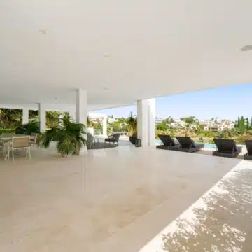 Frontline golf villa with uninterrupted views in the heart of Nueva Andalucía, Marbella Picture 10