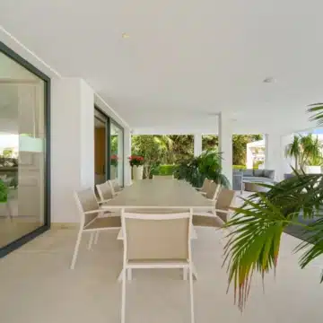 Frontline golf villa with uninterrupted views in the heart of Nueva Andalucía, Marbella Picture 8