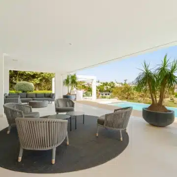 Frontline golf villa with uninterrupted views in the heart of Nueva Andalucía, Marbella Picture 7