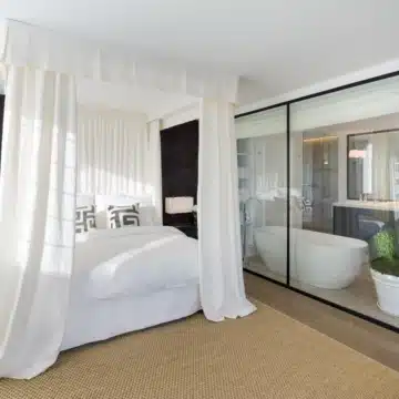 Modern frontline golf villa with uninterrupted golf course and mountain views in Aloha, Nueva Andalucia Picture 10