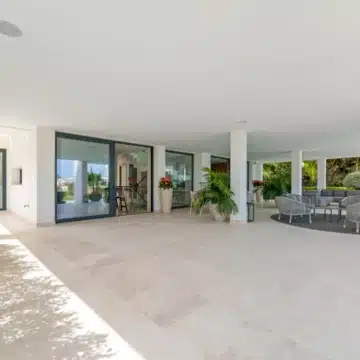 Frontline golf villa with uninterrupted views in the heart of Nueva Andalucía, Marbella Picture 19