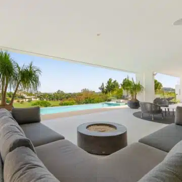 Frontline golf villa with uninterrupted views in the heart of Nueva Andalucía, Marbella Picture 20