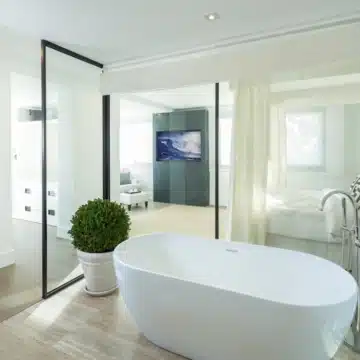 Modern frontline golf villa with uninterrupted golf course and mountain views in Aloha, Nueva Andalucia Picture 12