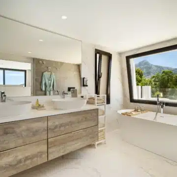 Mediterranean villa in the prestigious enclave of Las Lomas de Nueva Andalucía Picture 21