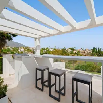 Frontline golf villa with uninterrupted views in the heart of Nueva Andalucía, Marbella Picture 21