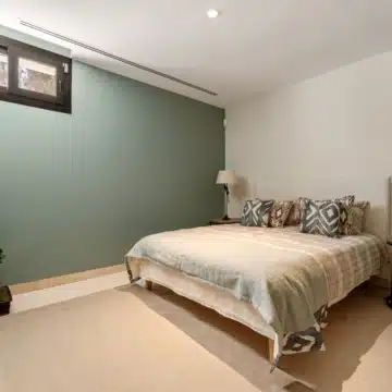 Frontline golf villa with uninterrupted views in the heart of Nueva Andalucía, Marbella Picture 12