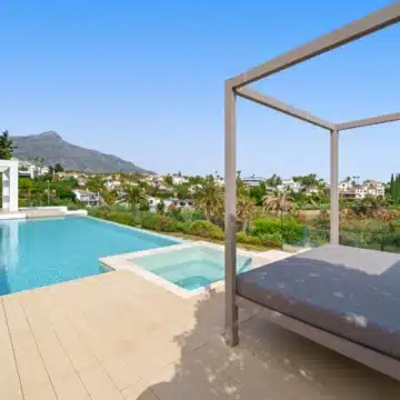 Frontline golf villa with uninterrupted views in the heart of Nueva Andalucía, Marbella Picture 23