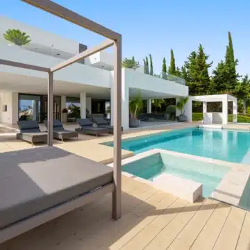 Frontline golf villa with uninterrupted views in the heart of Nueva Andalucía, Marbella Picture 0