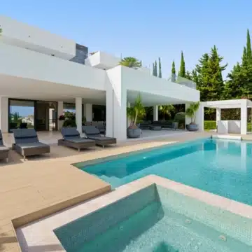 Frontline golf villa with uninterrupted views in the heart of Nueva Andalucía, Marbella Picture 24