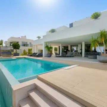 Frontline golf villa with uninterrupted views in the heart of Nueva Andalucía, Marbella Picture 25