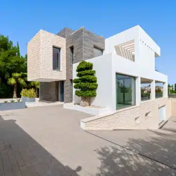 Frontline golf villa with uninterrupted views in the heart of Nueva Andalucía, Marbella Picture 26