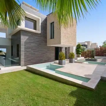 Frontline golf villa with uninterrupted views in the heart of Nueva Andalucía, Marbella Picture 27