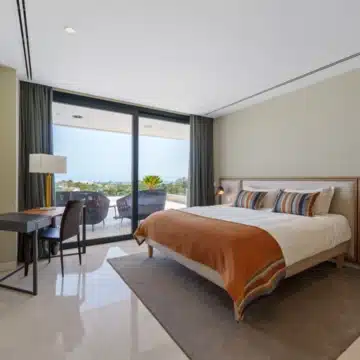 Frontline golf villa with uninterrupted views in the heart of Nueva Andalucía, Marbella Picture 6