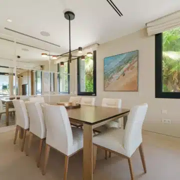 Frontline golf villa with uninterrupted views in the heart of Nueva Andalucía, Marbella Picture 4