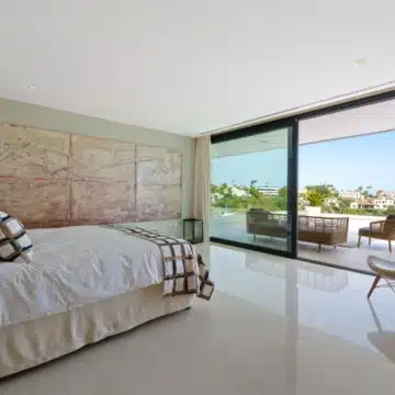 Frontline golf villa with uninterrupted views in the heart of Nueva Andalucía, Marbella Picture 2